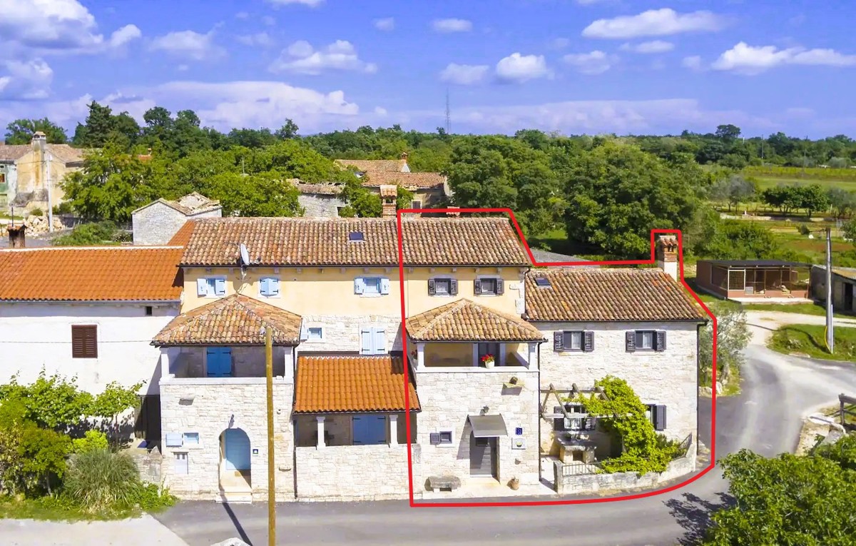 Tenuta con due case in pietra e piscina